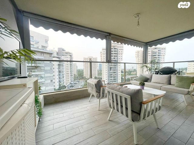 דירה, אפרים קישון, חתני פרס ישראל, באר יעקב