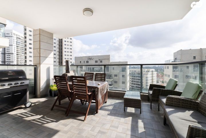 דירה, יעקב תמרי, חצרות המושבה, רחובות