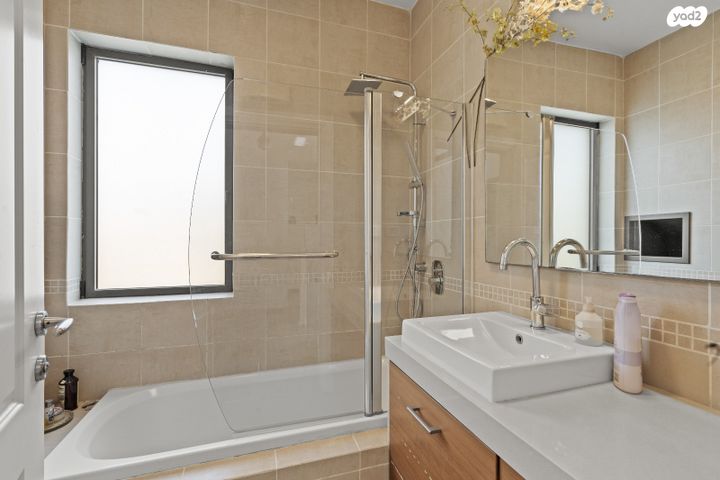 דו משפחתי, מנדלי מוכר ספרים 1, ראשון לציון