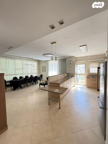 דירה, הרב עמיאל, הפועל המזרחי א', שיכון א', בני ברק