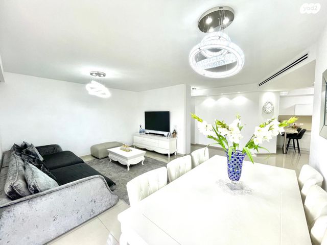 דירה, הרב זכריה מדאר, אושיות, רחובות