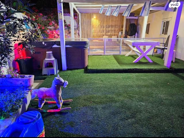 דירה, עת הזמיר, מגדים, מעלה אדומים