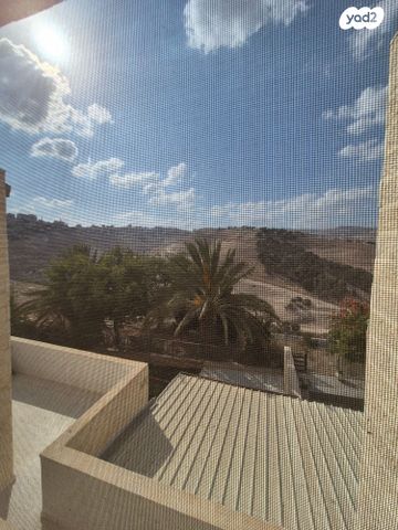 דירה, עת הזמיר, מגדים, מעלה אדומים