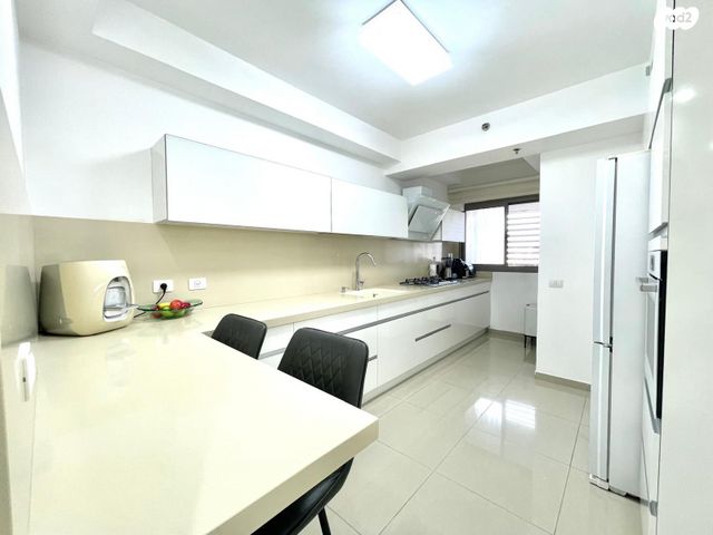 דירה, הרב זכריה מדאר, אושיות, רחובות