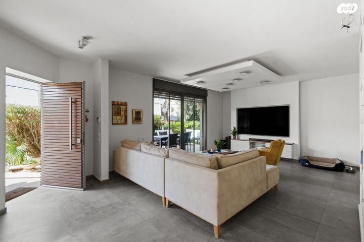 דו משפחתי, מנדלי מוכר ספרים 1, ראשון לציון