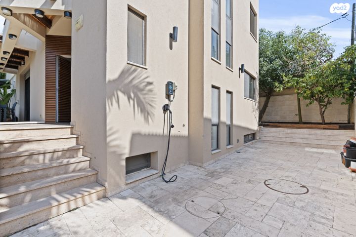 דו משפחתי, מנדלי מוכר ספרים 1, ראשון לציון