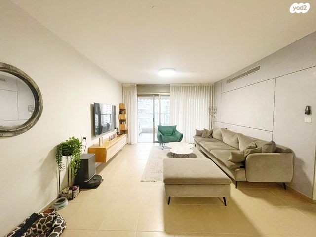 דירה, אפרים קישון, חתני פרס ישראל, באר יעקב