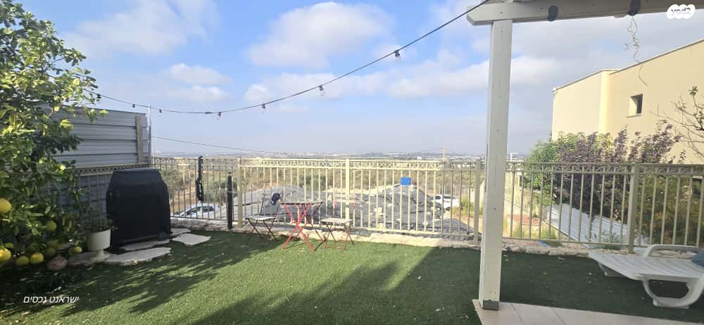 דו משפחתי, שערי תקווה