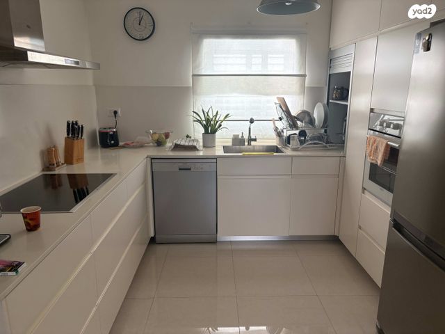 דירה, רחבעם זאבי, גרין ועם, חולון