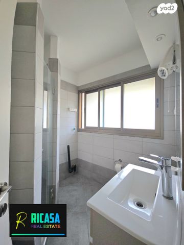 דירה, הפרחים, קרית הפרחים - 2005, רעננה