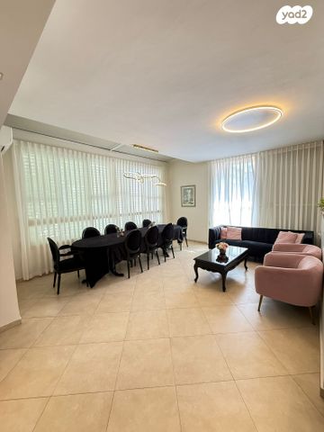 דירה, הרב עמיאל, הפועל המזרחי א', שיכון א', בני ברק