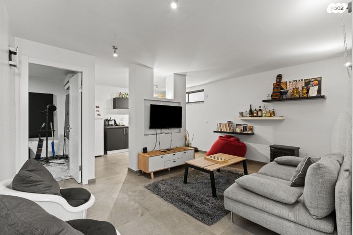 דו משפחתי, מנדלי מוכר ספרים 1, ראשון לציון