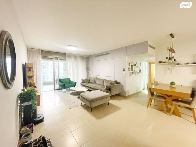 דירה, אפרים קישון, חתני פרס ישראל, באר יעקב