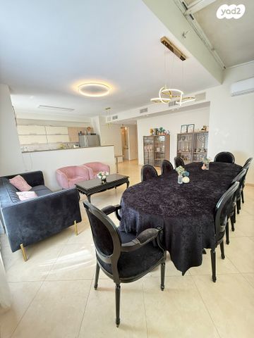 דירה, הרב עמיאל, הפועל המזרחי א', שיכון א', בני ברק