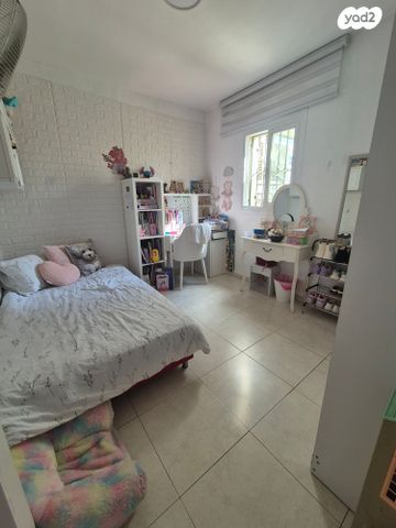 דירה, עת הזמיר, מגדים, מעלה אדומים