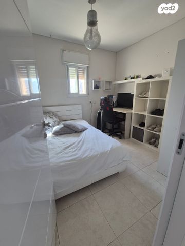 דירה, עת הזמיר, מגדים, מעלה אדומים