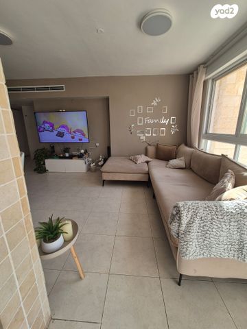 דירה, עת הזמיר, מגדים, מעלה אדומים