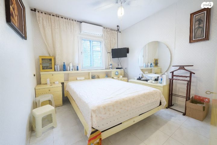 דירה, יצחק בן צבי 16, אזור