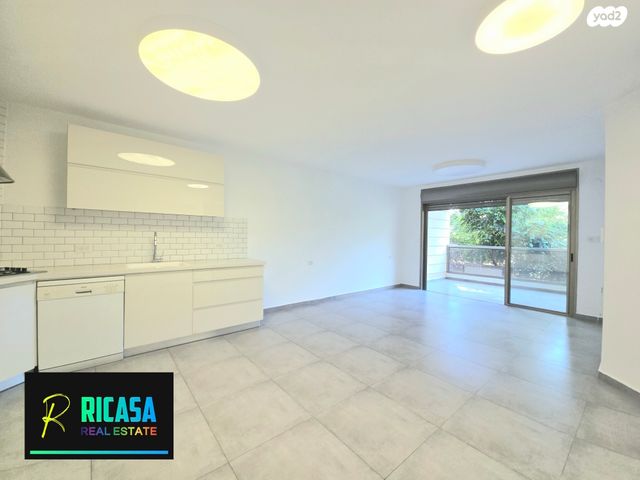 דירה, הפרחים, קרית הפרחים - 2005, רעננה