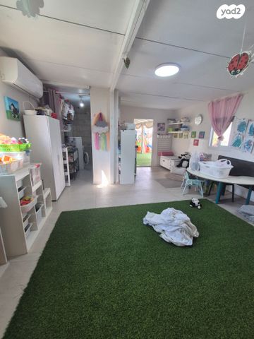 דירה, עת הזמיר, מגדים, מעלה אדומים