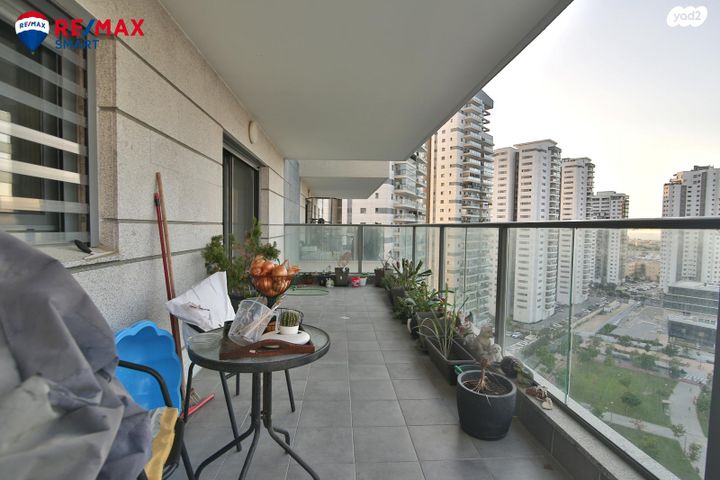 דירה, עפרה חזה, משכנות האומנים, קרית מוצקין