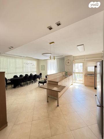 דירה, הרב עמיאל, הפועל המזרחי א', שיכון א', בני ברק