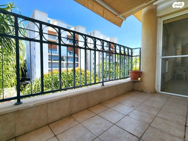 גג/ פנטהאוז, חנה סנש, הרצליה