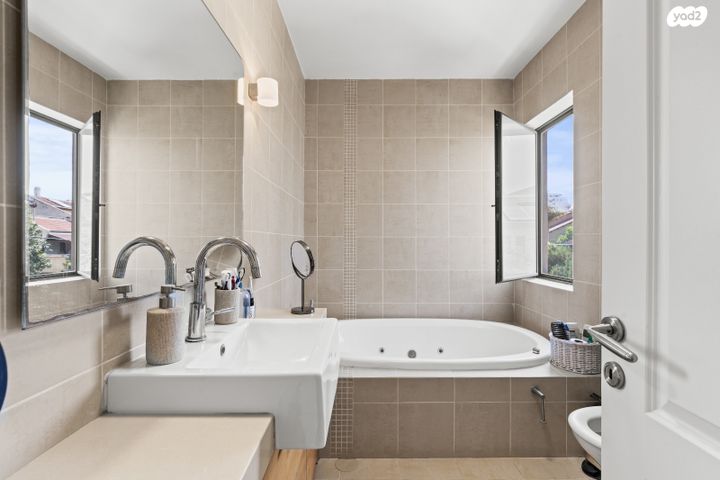 דו משפחתי, מנדלי מוכר ספרים 1, ראשון לציון