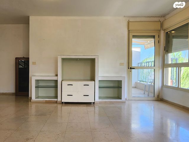 גג/ פנטהאוז, חנה סנש, הרצליה