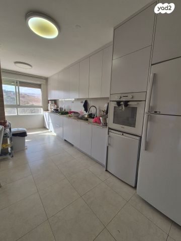 דירה, עת הזמיר, מגדים, מעלה אדומים