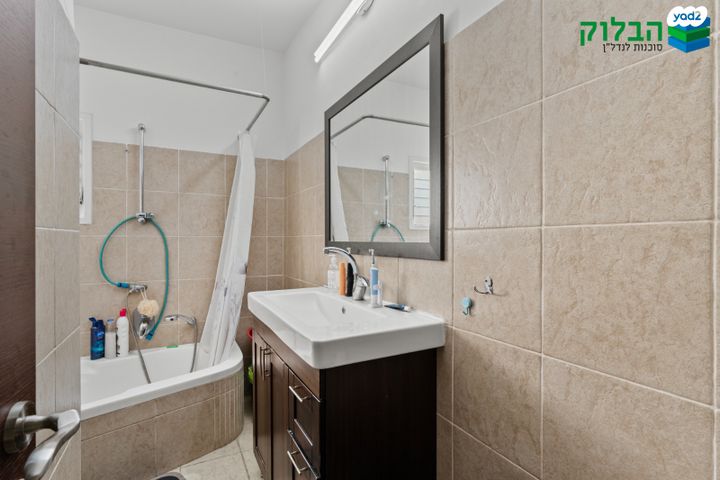 דירה, רמב"ם, ראשון לציון