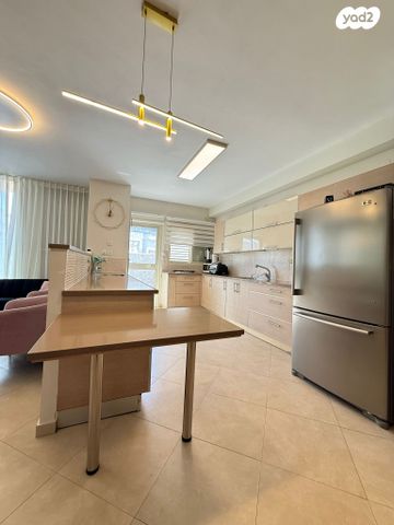 דירה, הרב עמיאל, הפועל המזרחי א', שיכון א', בני ברק