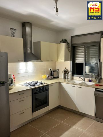 דירה, פרופ' יום טוב עסיס, פסגת זאב, ירושלים