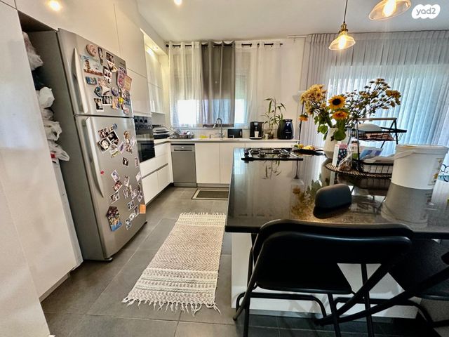 דירה, הזמר העברי, כפר סבא