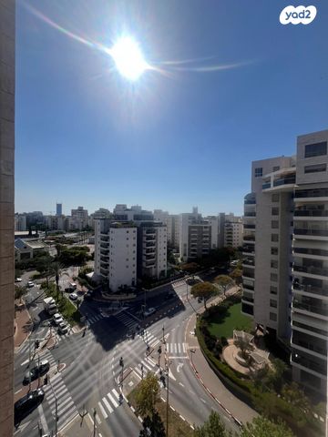 דופלקס, דבורה ברטונוב, קרית אילון, חולון