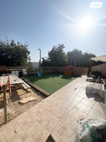 דו משפחתי, הצבעוני, עלי