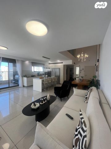 דופלקס, דבורה ברטונוב, קרית אילון, חולון