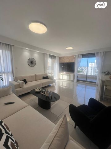 דופלקס, דבורה ברטונוב, קרית אילון, חולון