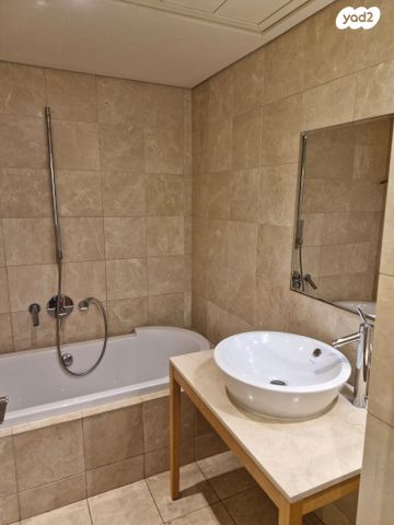 דירה, ניסים אלוני, צמרות איילון, פארק צמרת, תל אביב יפו