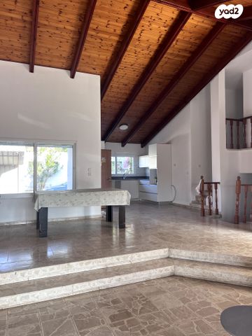 דו משפחתי, תל מונד