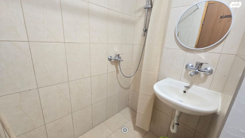 דירה, המיסדים, כרמיאל