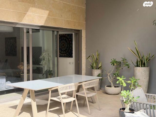 דירת גן, אהוד מנור, כפר יונה