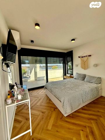 דו משפחתי, אבן יהודה