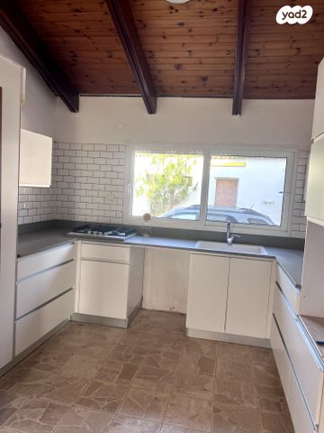 דו משפחתי, תל מונד