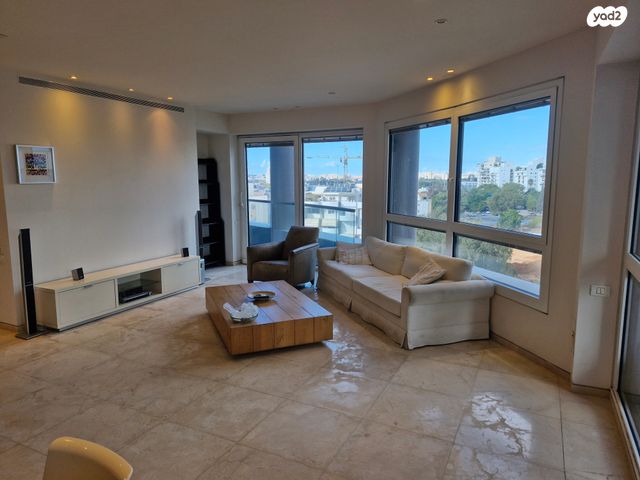 ניסים אלוני 