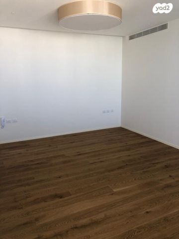 דירה, קניוק יורם, גני שרונה, קרית הממשלה, תל אביב יפו