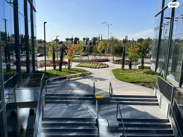 חנויות/ שטח מסחרי