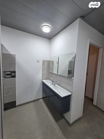 חנויות/ שטח מסחרי, קומבה, אזור תעשיה, חדרה