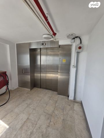 חנויות/ שטח מסחרי, קומבה, אזור תעשיה, חדרה