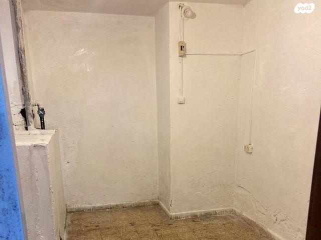 מחסן, שדרות ז'בוטינסקי 9, מרכז העיר דרום, נתניה